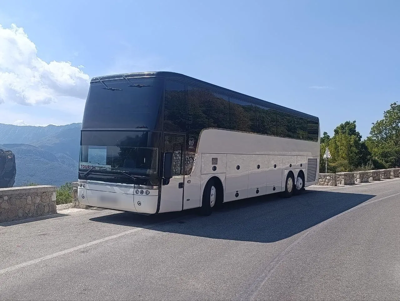 Туристичний автобус Van Hool на гірській дорозі в Європі
